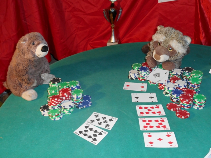 Stofftiere beim Pokerspielen